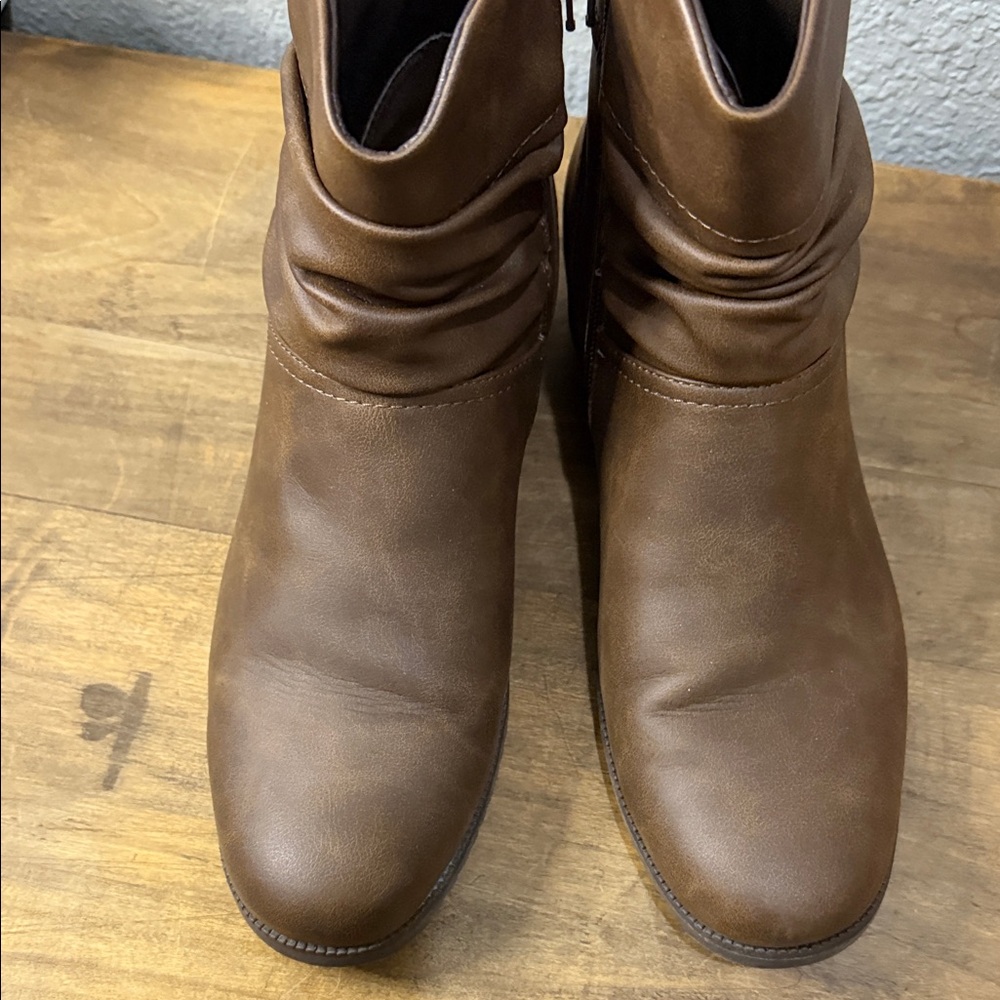 Cliffs by White Mountain Tan Ankle Booties size 10 - Picture 5 of 7